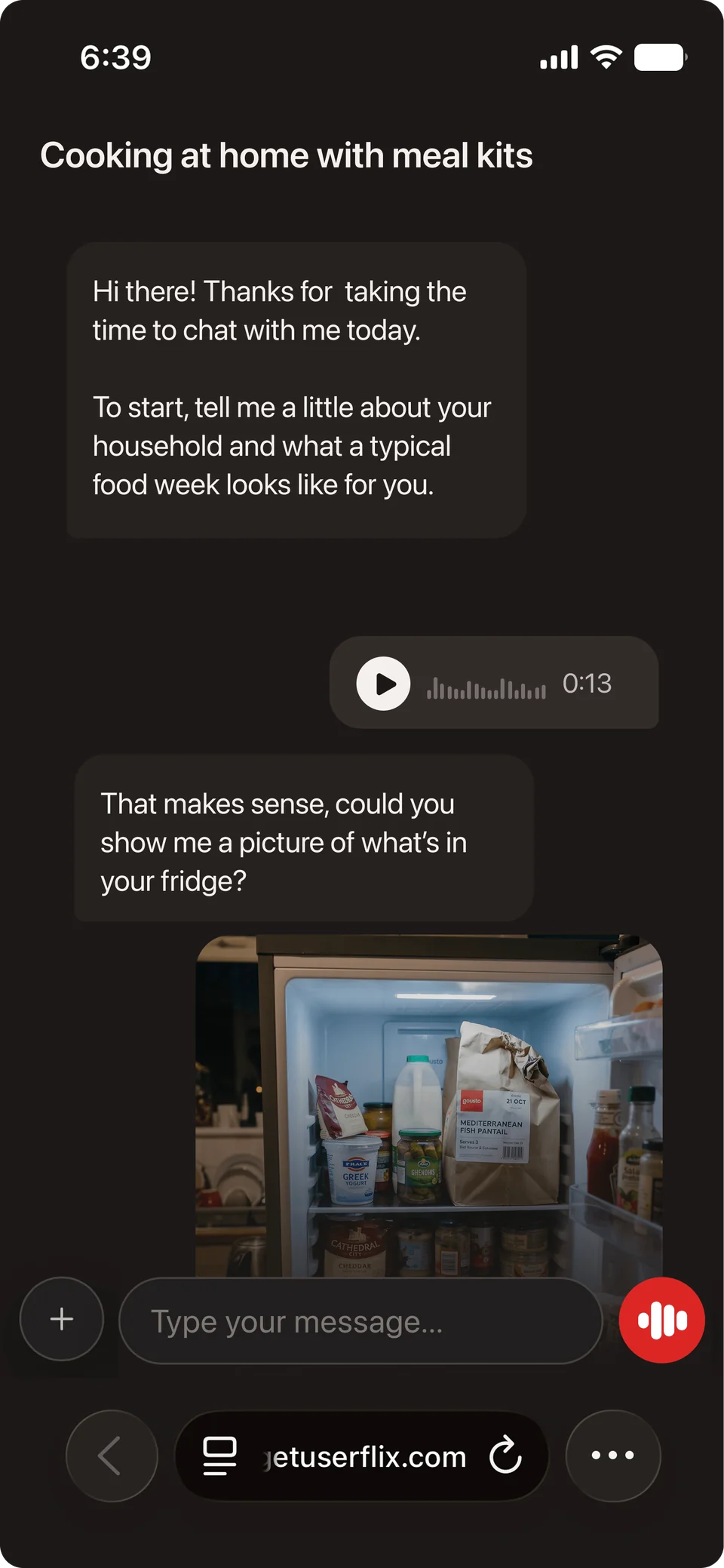 Messaging-Interview auf dem Handy, mit Sprachnachricht und einem Foto aus dem Kühlschrank